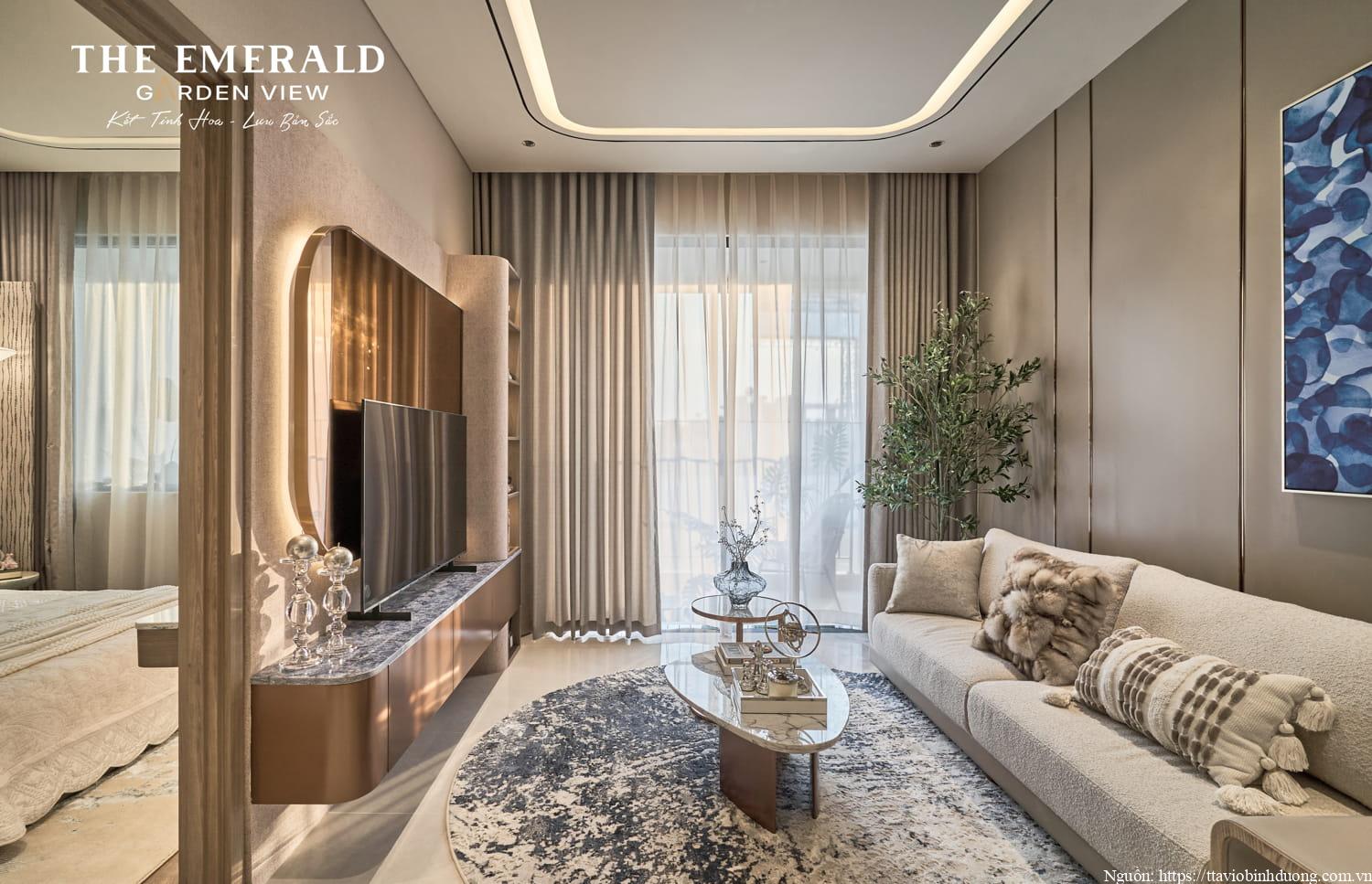 Phòng khách căn hộ mẫu 1PN+1 tại The Emerald Garden thiết kế liền kề ban công, bố trí nội thất mở, tầm nhìn ra khuôn viên